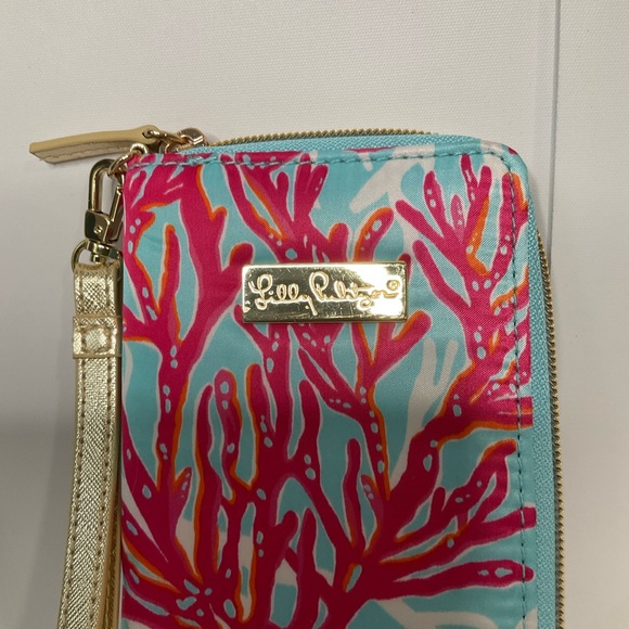 Lily Pulitzer Tiki Palm Design Wristlet Wallet Phone Case Pink Blue Zip Close - Picture 2 of 16